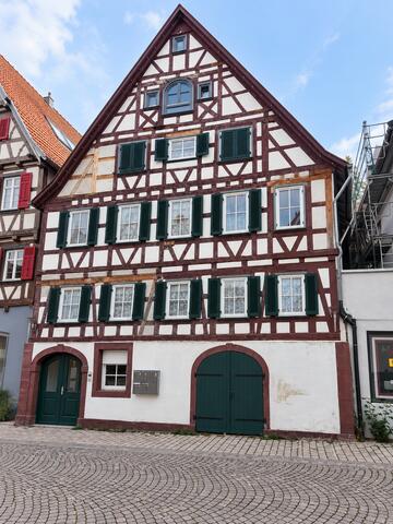2-Zimmer-Wohnung in historischem Mehrfamilienhaus