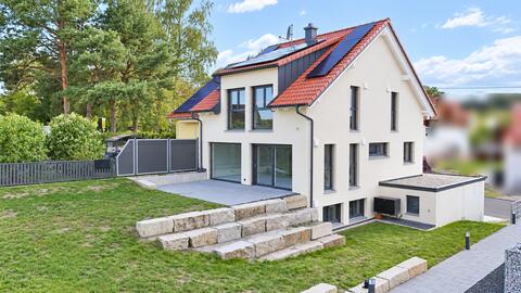 Moderne KfW 40 Doppelhaushälfte mit Doppelgarage in Oberhaugstett