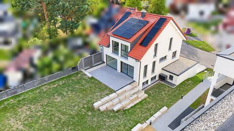 Moderne KfW 40 Doppelhaushälfte mit Doppelgarage in Oberhaugstett