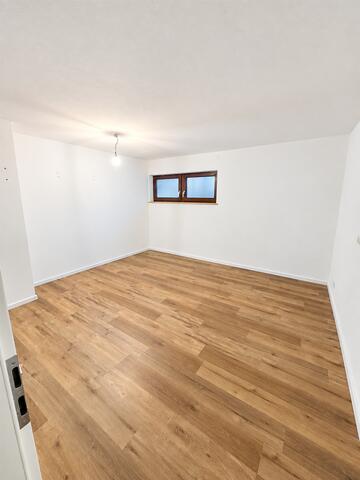 Modernisierte Eigentumswohnung mit großem Garten & Garage
