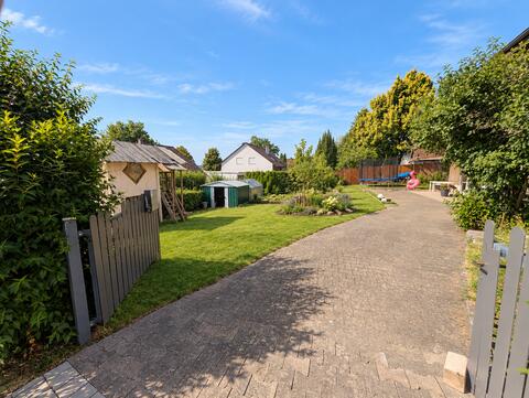 Modernisierte Eigentumswohnung mit großem Garten & Garage