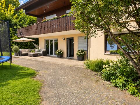 Modernisierte Eigentumswohnung mit großem Garten & Garage