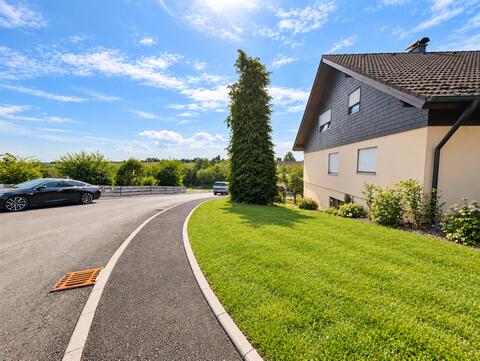 Modernisierte Eigentumswohnung mit großem Garten & Garage